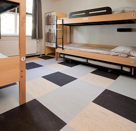 Marmoleum-Modular-Marble-t2707-barley-installacio