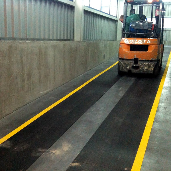 ClearSafe-GRP-GRIT-csúőszásmentes-padlóburkoló-lemezek-installáció