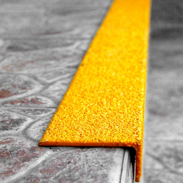 ClearSafe-GRP-GRIT-csúszásmentes-lépcső-élvédő-lap