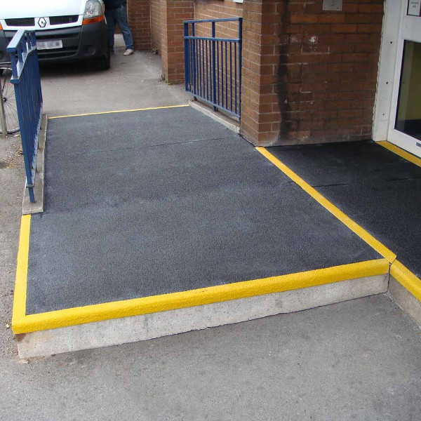 ClearSafe-GRP-GRIT-csúszásmentes-padlóburkoló-lemezek-installáció-4