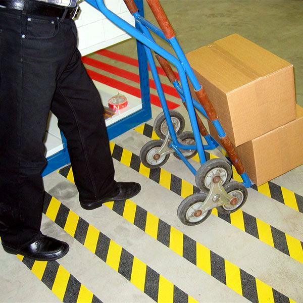 ClearSafe-R13-figyelmeztető-szalag-fekete-sárga-installáció-2