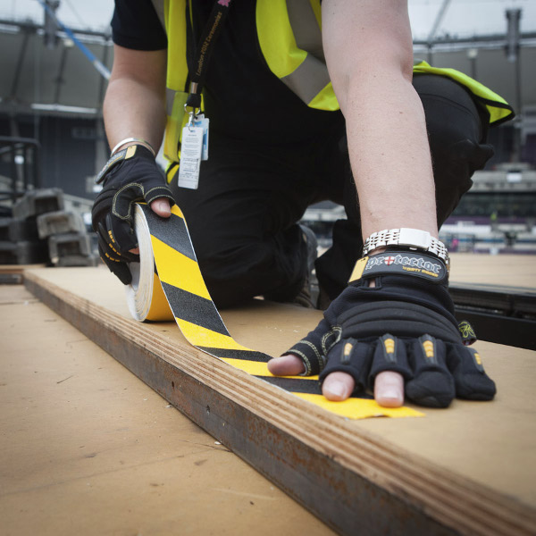 ClearSafe-R13-figyelmeztető-szalag-fekete-sárga-installáció-4