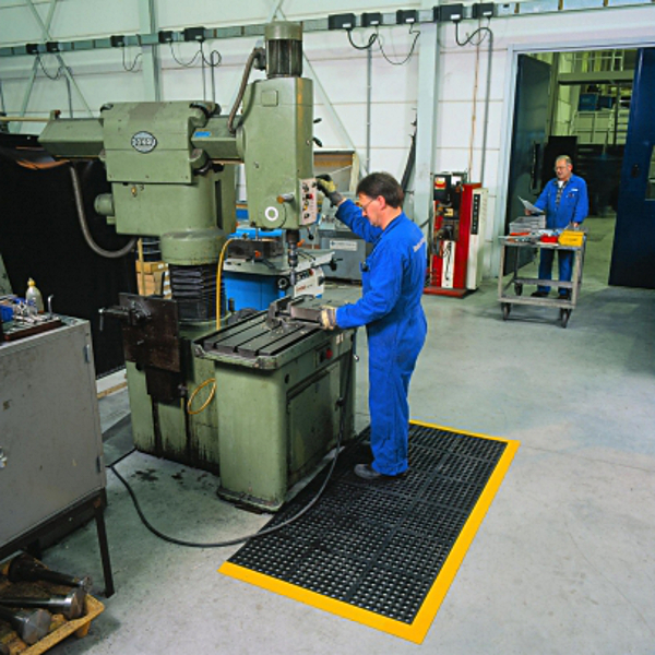 Niru-Cushion-Ease-olajálló-folyadék-és-törmelékelvezető-moduláris-munkaszőnyeg-gépipari-környezetben