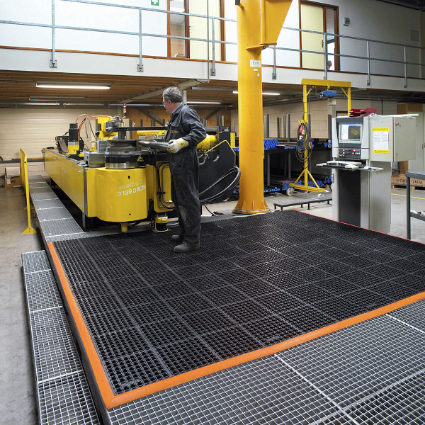 Safety-Stance-olajálló-törmelékelvezető-munkaszőnyeg-extrém-ipari-környezetbe