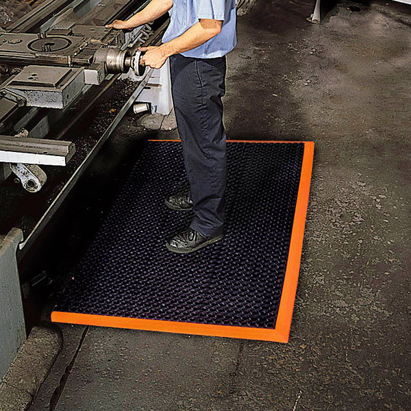 Safety-Stance-olajálló-törmelékelvezető-munkaszőnyeg-megmunkalo-alkalmazashoz